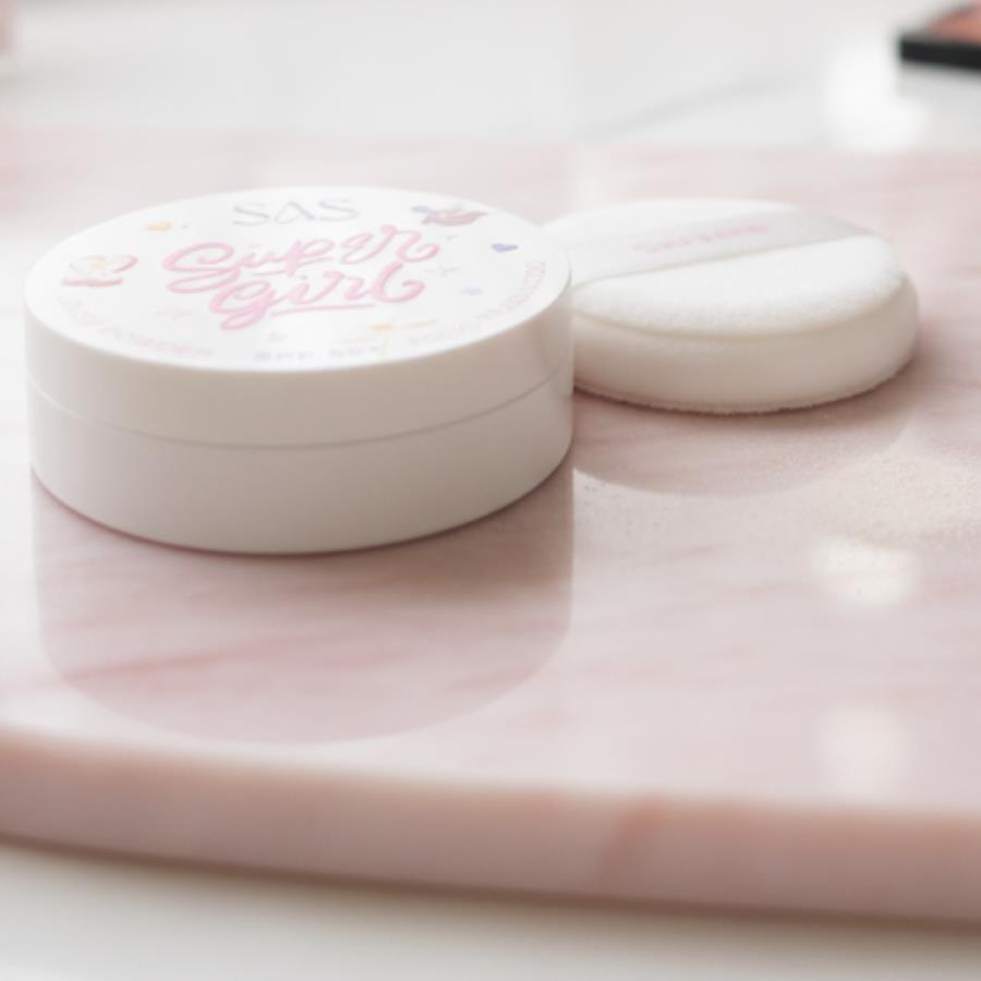 🌸 SAS Super Girl Loose Powder SPF 50+ – Polvo Traslúcido Protector